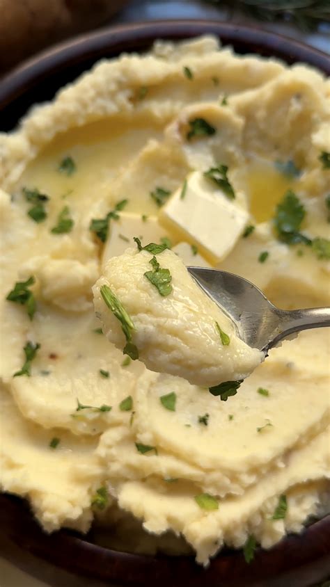 Creamy And Easy Roasted Garlic And Herb Mashed Potatoes