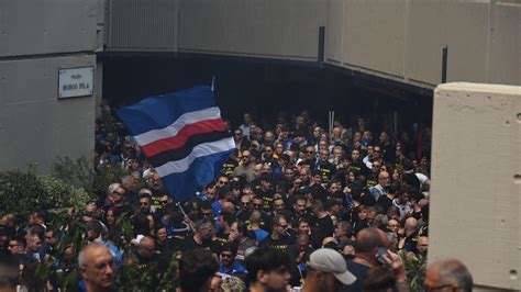 Corteo Dei Tifosi Della Sampdoria Prima Del Match Contro Il Sassuolo