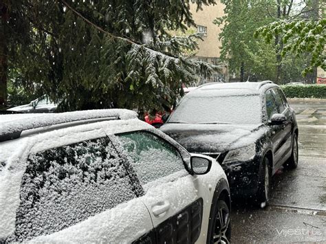 Foto Nakon Ljetnih Dana Snijeg Zabijelio Ulice I Krovove Sarajeva