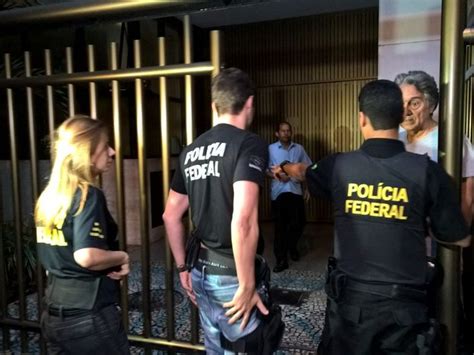 FOTOS IMAGENS Ex governador Sérgio Cabral é preso pela PF na Zona Sul