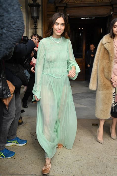 Alexa Chung De Vestido Transparente Sem Soutien Tomates Podres