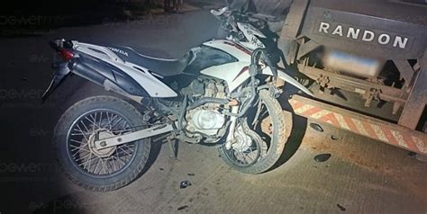 Motociclista fica gravemente ferido após colidir em carreta estacionada