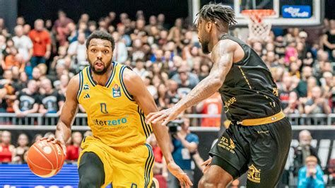 Nach Kollaps Im Dritten Halbfinale Alba Berlin Steht In Chemnitz Mit