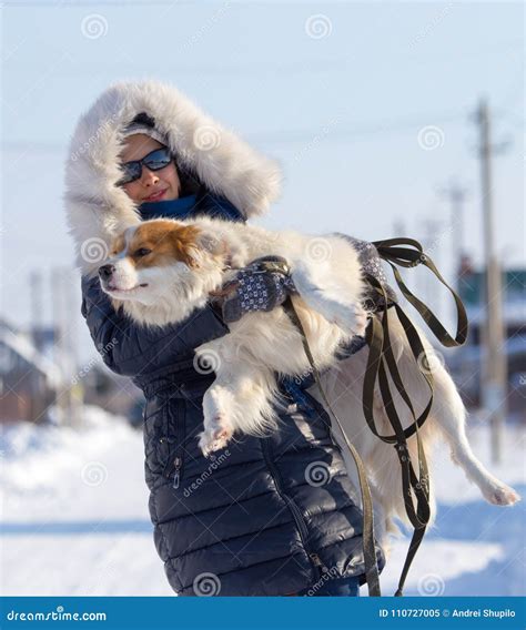 Une Fille Tient Un Chien Dans Des Ses Bras En Hiver Image Stock Image