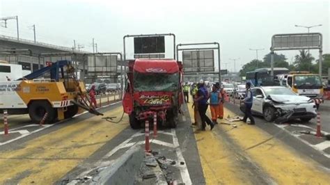 Kecelakaan Mengerikan Di Gerbang Tol Halim Diduga Karena Truk Ugal Ugalan