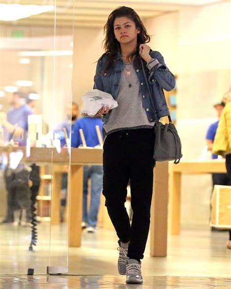 Zendaya Casual Style Shopping At The Apple Store In Beverly Hills