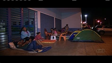 Pais Acampam Na Porta De Escola Para Conseguir Matricular Os Filhos Em