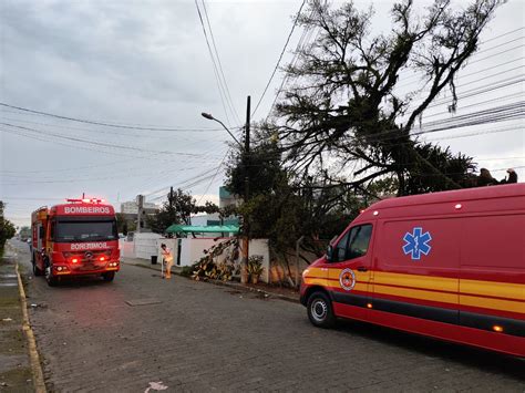 Fam Lias Que Tiveram Casas Destelhadas Por Vendaval Recebem Lonas No