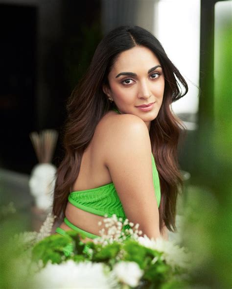 Kiara Advani రెడ్ హాట్ లుక్స్‌తో కియారా పెళ్లయినా కూడా తగ్గన ఎద