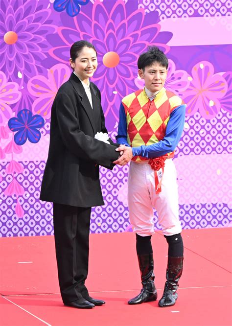 【天皇賞・春】長澤まさみがプレゼンター「感動の思いがやむことはありません」 競馬写真ニュース 日刊スポーツ