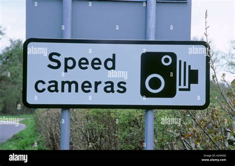 Señal de advertencia de radares de velocidad Fotografía de stock Alamy