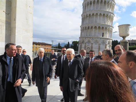 Il Presidente Della Repubblica In Visita Mattarella Passeggia Sotto La