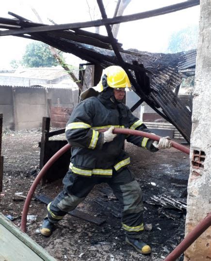 Homem Ateia Fogo Na Pr Pria Casa Que Completamente Destru Da Em