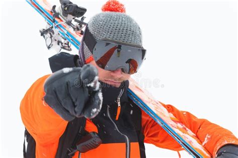 Ein Berufsskifahrer Macht Einen Sprungtropfen Von Einer Hohen Klippe