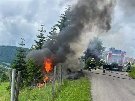 Kleinbus In Vollbrand Rauchs Ule Kilometerweit Zu Sehen Minuten