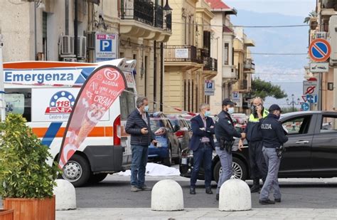 Reggio Calabria Uomo Muore In Strada Sul Corso Garibaldi Forze Dell