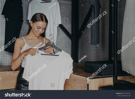 옷걸이 걸다 45 652개가 넘는 로열티 프리 라이선스 대상 스톡 사진 Shutterstock