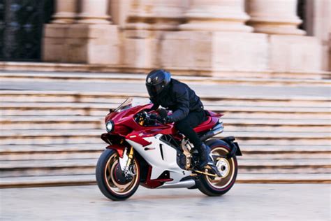 MV Agusta Superveloce 1000 Serie Oro Preview Rider Magazine