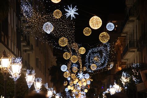 Luci di Natale 2021 le 10 città italiane con le luminarie più belle