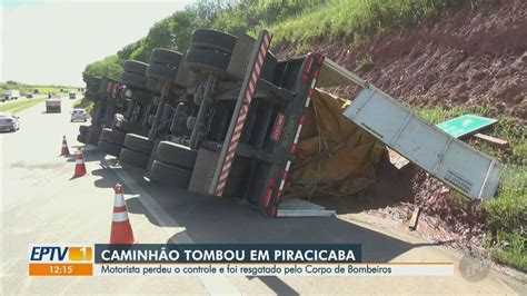 Caminhão carregado placas de MDF tomba em rotatória de acesso a