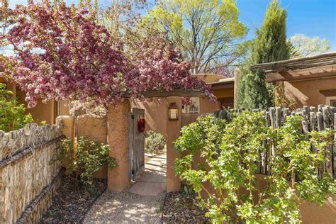 Photo 2 of 14 in This Classic Pueblo-Style Home in Santa Fe, New Mexico ...