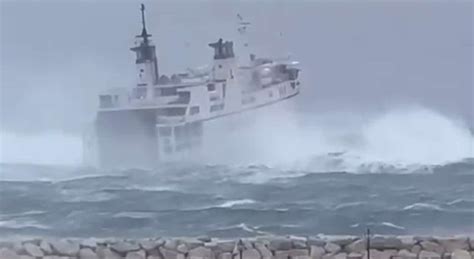 Mare In Tempesta Il Capitano Calderisi Di Vieste Conduce Il Traghetto