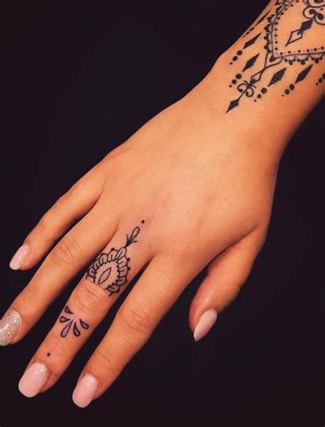 45 Meaningful Tiny Finger Tattoo Ideas Every Woman Eager To Paint