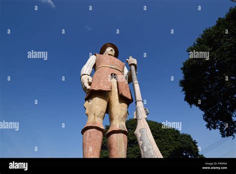 Est Tua Monumento Em Homenagem Ao Bandeirante Borba Gato Na Avenida