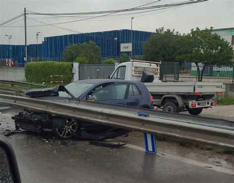 Incidente Sulla Pontina Paura All Alba Si Schianta Con L Auto Sul