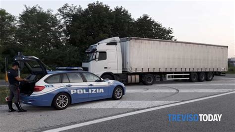 Tir A Zig Zag In Tangenziale La Polizia Stradale Ferma Camionista Ubriaco