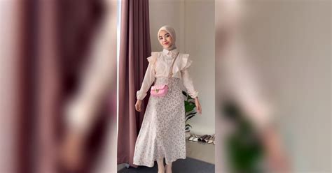 Pilihan Outfit Hijab Bernuansa Girly Untuk Ngantor Penuh Gaya