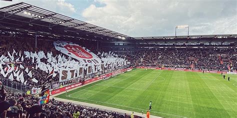 Hamburg Im Millerntor Stadion liefern Fußballer und Solarmodule starke