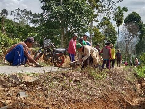 Tak Kunjung Dibangun Warga Swadaya Perbaiki Jalur Sukabumi Tebaliokh