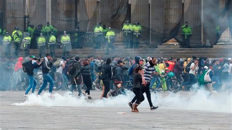 Segundo Día De Protestas En Colombia El Presidente Iván Duque Ordenó Toque De Queda En Bogotá