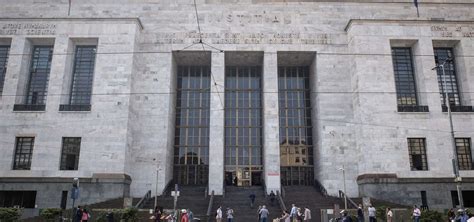 Tribunale Milano Avvocato Si Suicida Gettandosi Da 7 Piano Biglietto