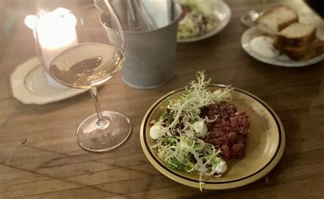 Tirsdagstilbud hos fransk restaurant Få tatar og vin for 150 kr