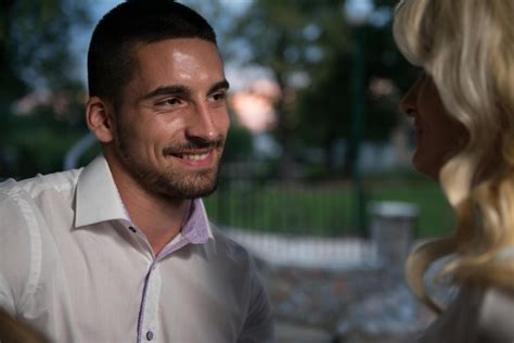 Jeune Couple Amoureux En Plein Air Superbe Portrait En Plein Air