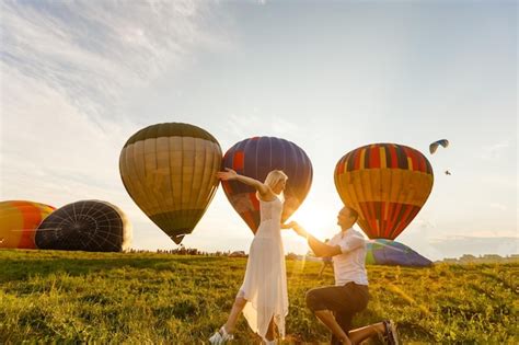 Premium Photo Beautiful Romantic Couple Hugging At Meadow Hot Air