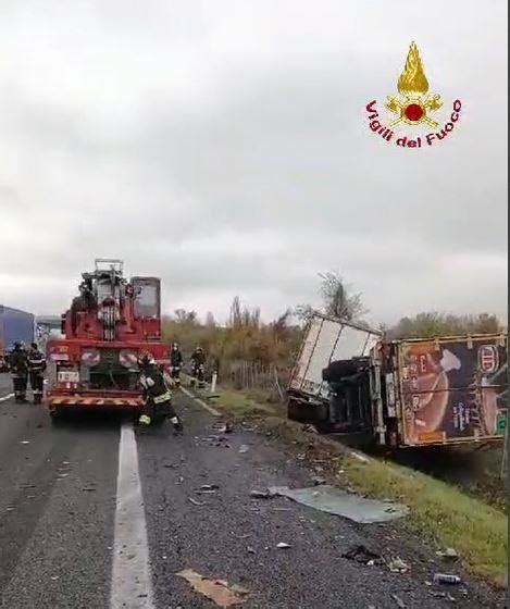 Gattatico Camion Piomba Su Una Spazzatrice Stradale SullA1 Ferito Il