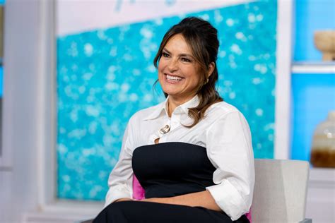 Mariska Hargitay Stuns In All Black Look With Chain Collar Parade