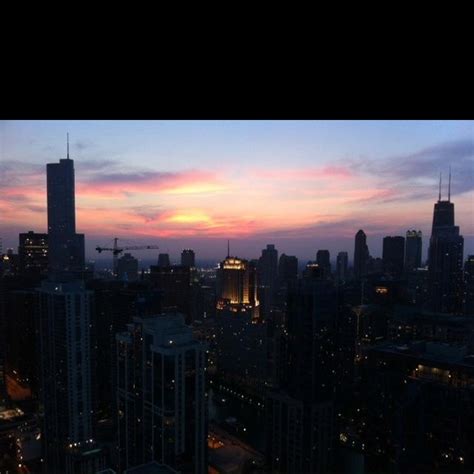 Chicago Skyline at Sunset! | Chicago skyline, Skyline, New york skyline