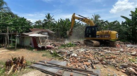 Nasib Ortu J Pembunuh Satu Keluarga Di Penajam Kaltim Rumah Dibongkar