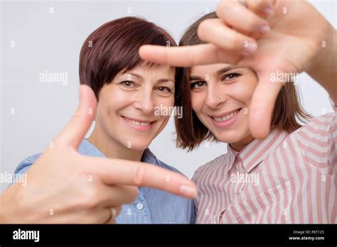 Portrait Of Mature Belle M Re Et Sa Fille De Faire Un Geste Avec Les Mains Comme Ils Font Et