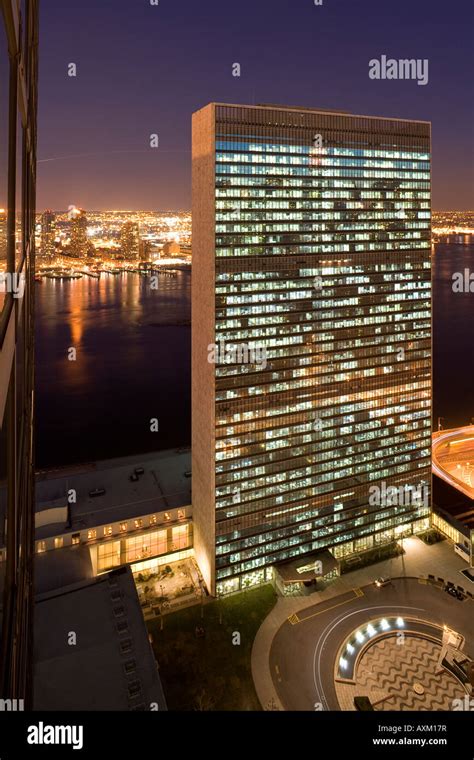 El Edificio De Las Naciones Unidas En Nueva York En La Noche Como Se Ve