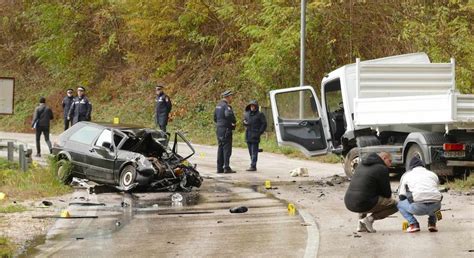 Nova tragedija na bh putevima Vozač golfa poginuo u sudaru s