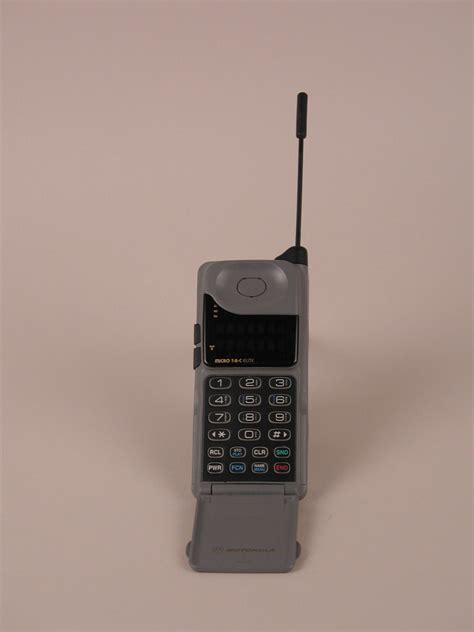 Motorola MicroTAC Elite | Smithsonian Institution