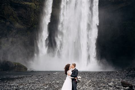 Pareja De Novios Cerca De La Cascada De Skogafoss Destino Islandia Boda