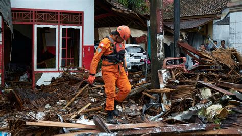 Indonesia tsunami: Grim rhythm as search for the missing begins | World News | Sky News