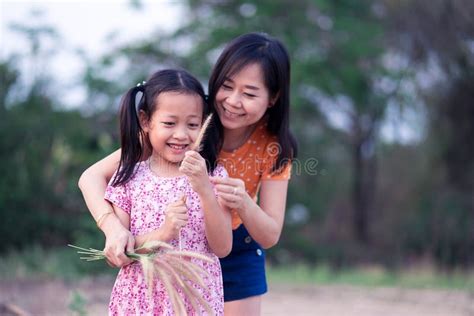 La Petite Fille S Amusent Et Heureux Asiatiques Avec Sa M Re Photo