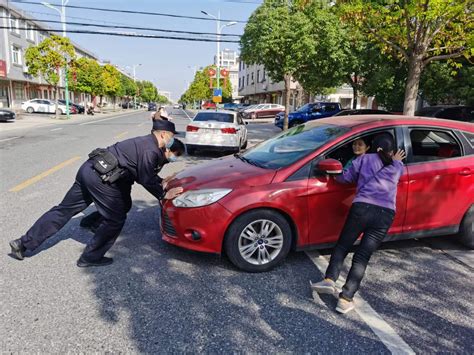 车辆故障抛锚路中央 海安民警出警返程途中及时相助江南时报